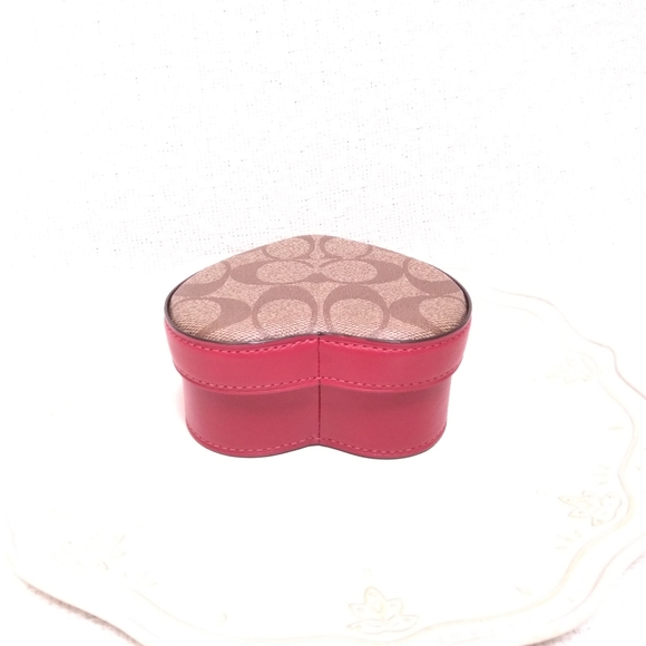 NWT Coach Heart Signature Khaki Red Trinket Box - Picture 3 of 13